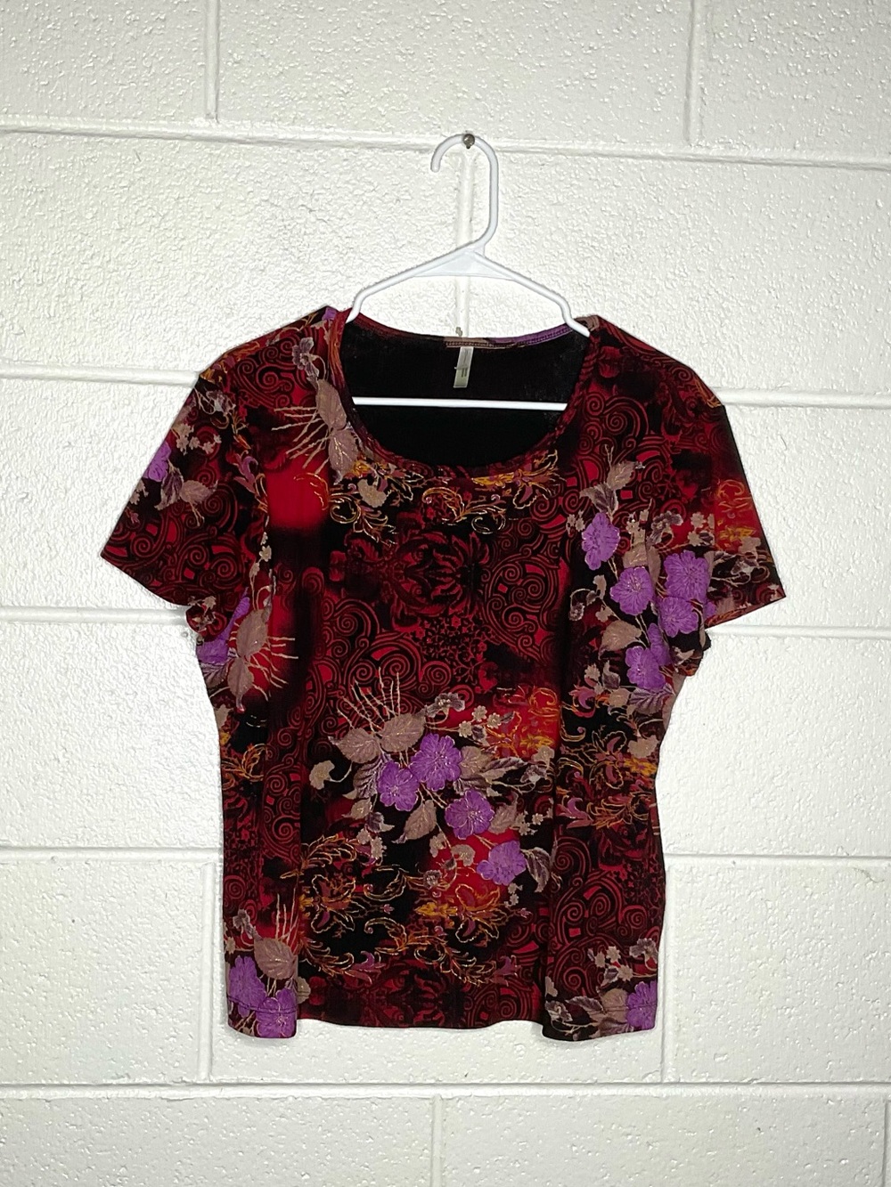 < Vintage White Stag Red/Purple Floral Top Size XL >